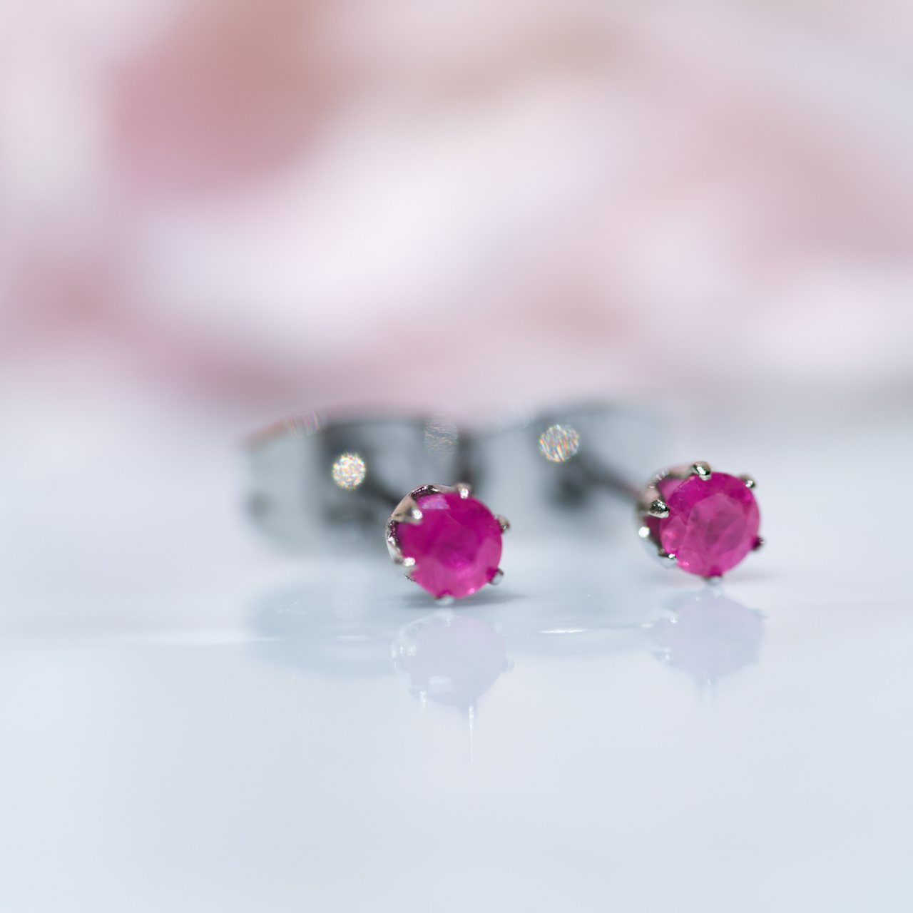 高品質ルビー 天然石 ミニピアス 7月誕生石 金属アレルギー対応 一粒 華奢 情熱 大人 シンプル 極小 セカンドピアス スタッド 結婚記念日 アクセサリー パワーストーン プレゼント ギフト [No.204]