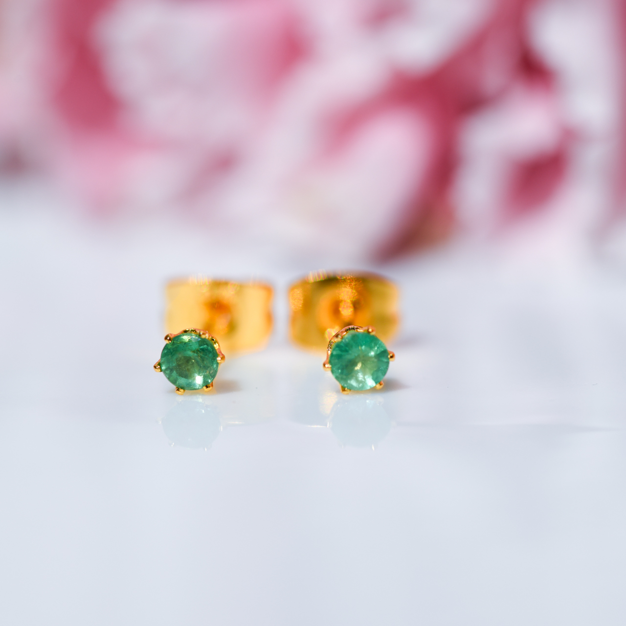 高品質エメラルド 天然石 ミニピアス 5月誕生石 金属アレルギー対応 一粒 華奢 上品 大人 シンプル 極小 セカンドピアス スタッド 結婚記念日 アクセサリー パワーストーン プレゼント ギフト [No.201]