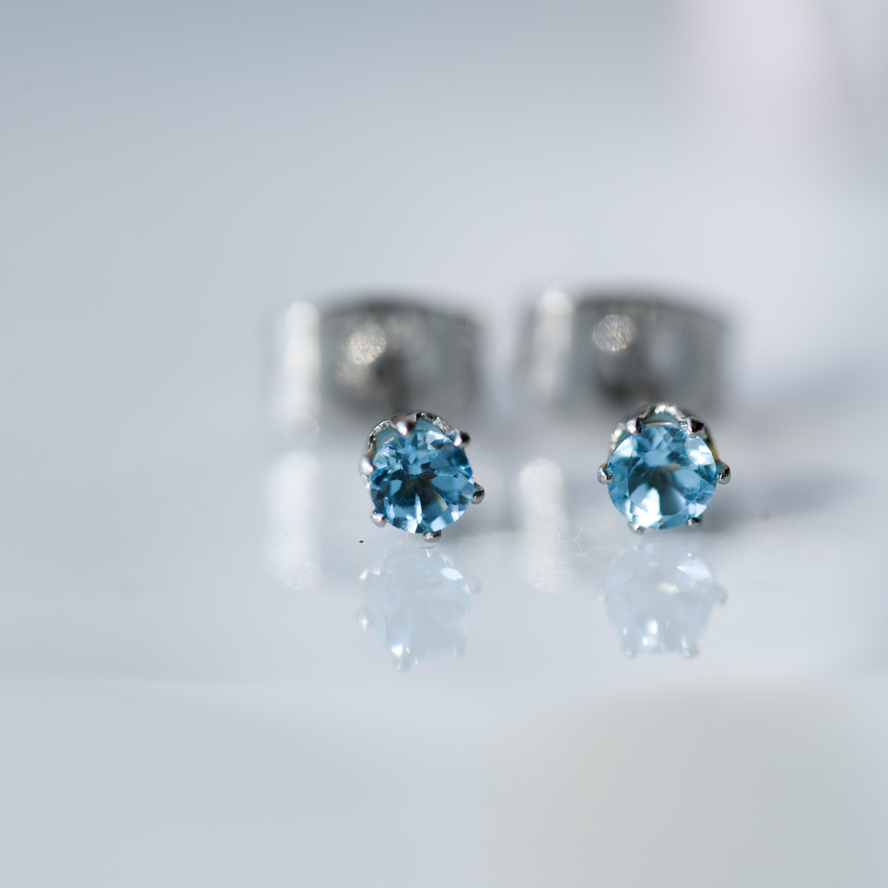高品質スイスブルートパーズのミニピアス セカンドピアス 天然石 金属アレルギー対応 オフィス 仕事 職場 通勤 シンプル 極小 小さい 目立たない アクセサリー パワーストーン [No.113]