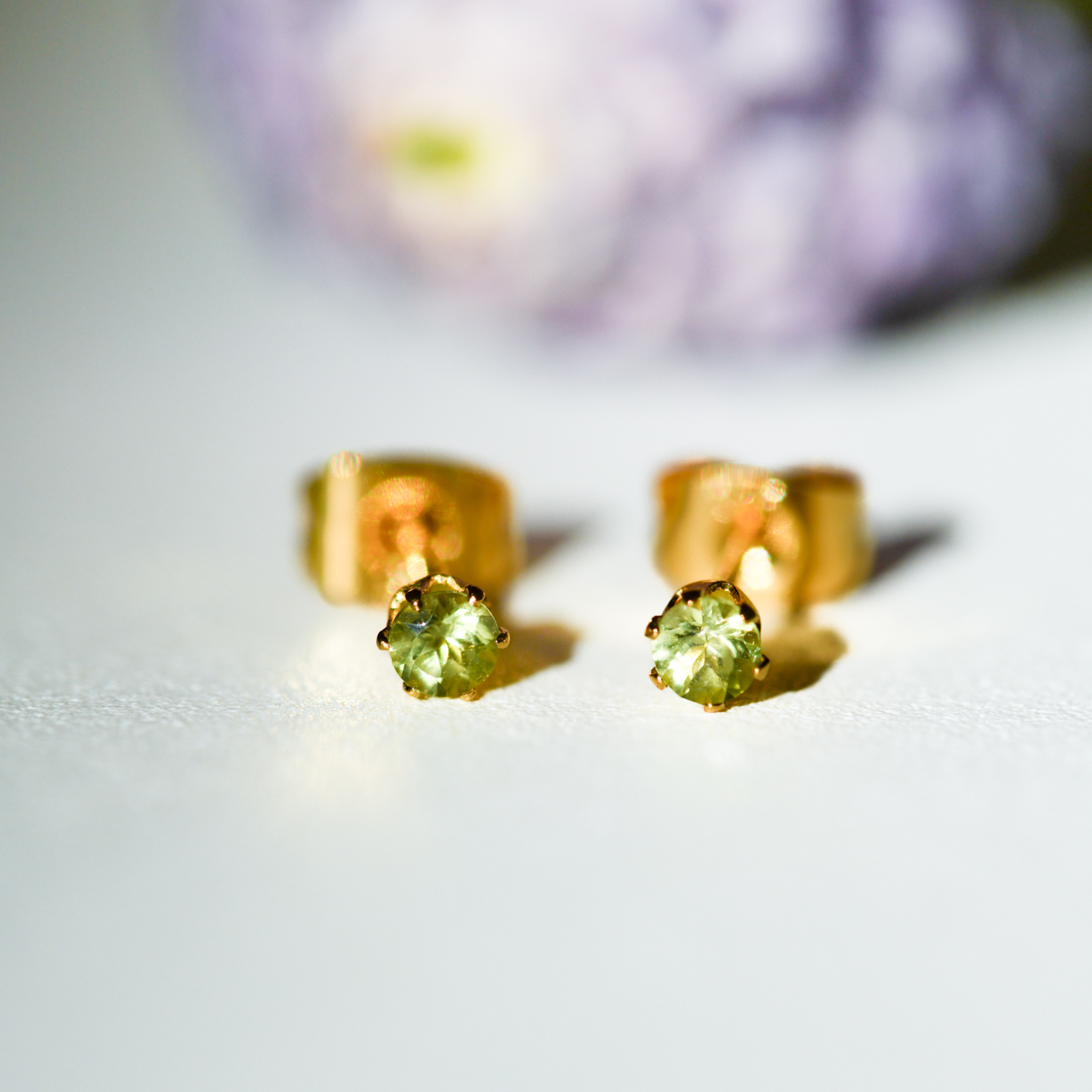 高品質ペリドットのミニピアス セカンドピアス 天然石 金属アレルギー対応 オフィス 仕事 職場 通勤 シンプル 極小 小さい 目立たない アクセサリー [No.115]