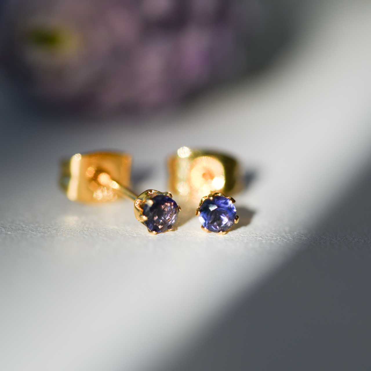 高品質アイオライトのミニピアス セカンドピアス 天然石 金属アレルギー対応 オフィス 仕事 職場 通勤 シンプル 極小 小さい 目立たない アクセサリー [No.114]
