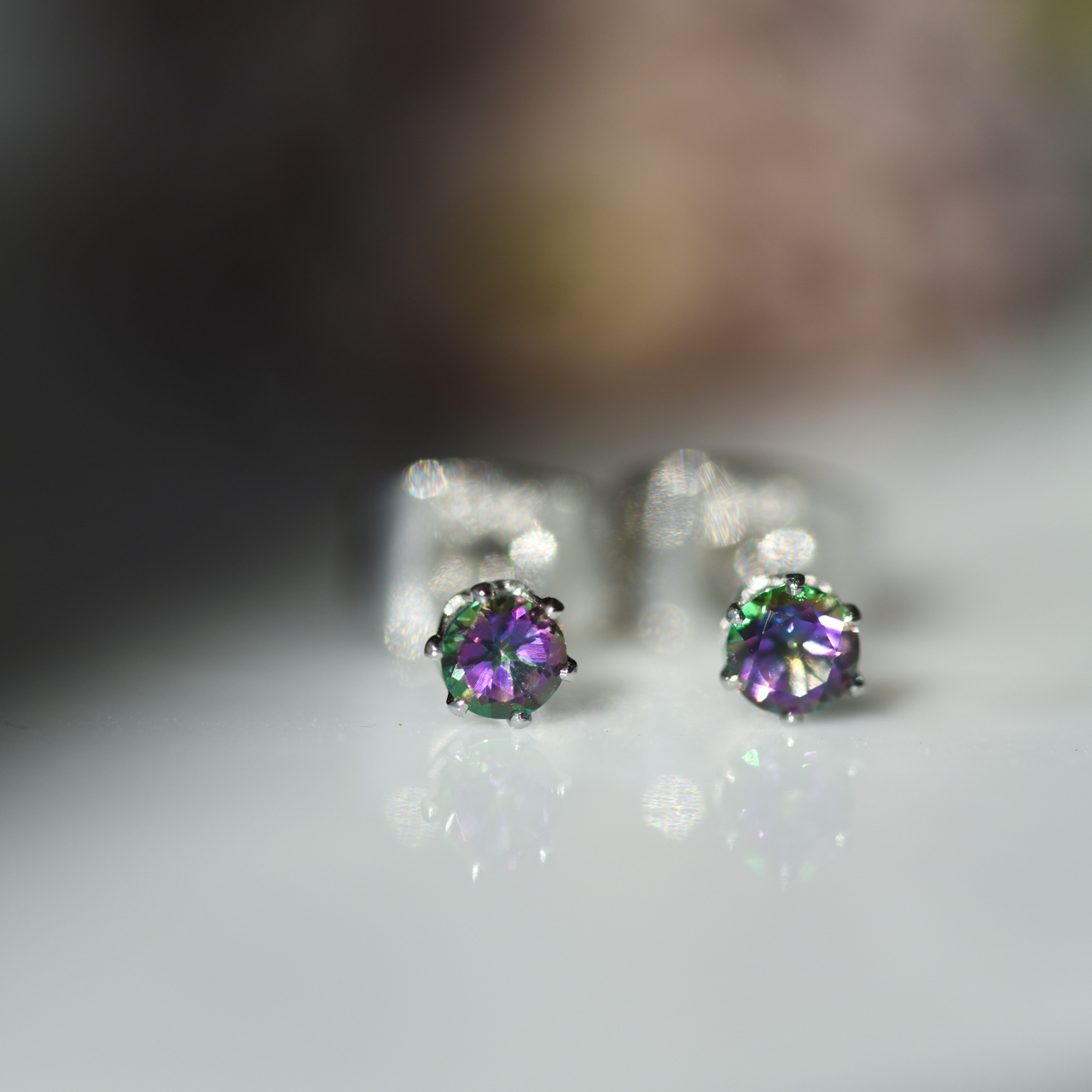 高品質ミスティックトパーズのミニピアス セカンドピアス 天然石 金属アレルギー対応 オフィス 仕事 職場 通勤 シンプル 極小 小さい 目立たない アクセサリー パワーストーン [No.118]